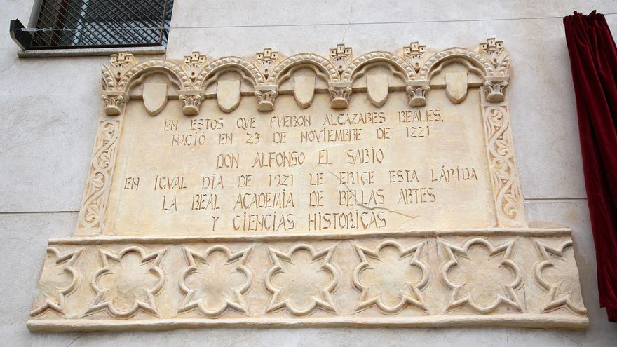 Placa restaurada homenaje a Alfonso X El Sabio a escasos metros de la toledana plaza de Zocodover