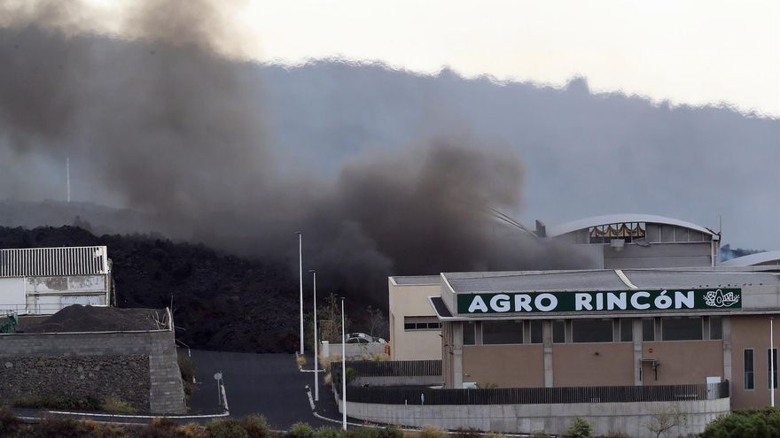 La colada del volcán de La Palma arrasó este lunes parte del polígono industrial del Callejón de la Gata, en el municipio de Los Llanos de Aridane. EFE/ Elvira Urquijo A.