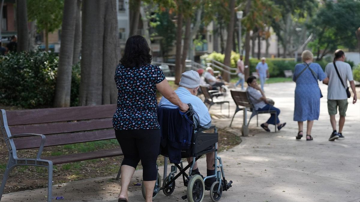 EuropaPress 6961878 varias personas parque 17 septiembre 2025 barcelona catalunya espana