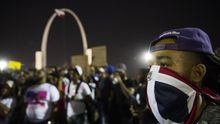 Miles de dominicanos mantienen protesta al grito de "Es pa' fuera que van"