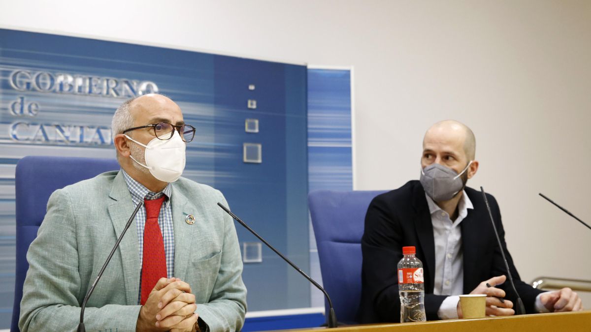 El consejero de Sanidad, Miguel Rodríguez, y el director general de Salud Pública, Reinhard Wallmann, informan sobre la evolución epidemiológica en Cantabria.