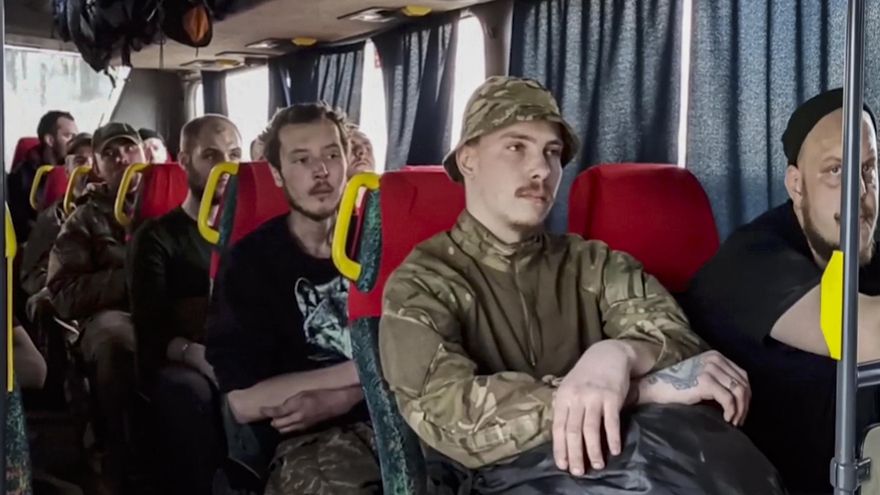 Imagen tomada de un video facilitado por el servicio de prensa del Ministerio de Defensa ruso, que muestra a militares ucranianos sentados en un autobús, tras ser evacuados de la planta siderúrgica de Azovstal en Mariupol, Ucrania. EFE/EPA/RUSSIAN DEFENCE MINISTRY PRESS SERVICE HANDOUT