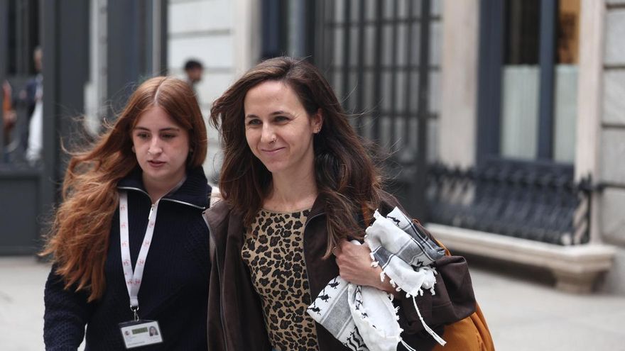 La secretaria general de Podemos, Ione Belarra (d), a su llegada a una sesión plenaria, en el Congreso de los Diputados, a 2 de octubre de 2026, en Madrid (España). El Congreso vota hoy la convalidación o derogación de los dos Reales Decretos en materia d