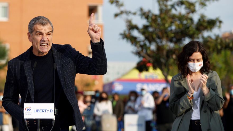 El exdiputado valenciano de Ciudadanos Toni Cantó (i) pronuncia un discurso junto a la presidenta madrileña, Isabel Díaz Ayuso (d). EFE/Mariscal/Archivo