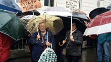 Los jubilados desafían a la lluvia para volver a manifestarse contra el Gobierno: "Rajoy, ladrón, nos roba la pensión"