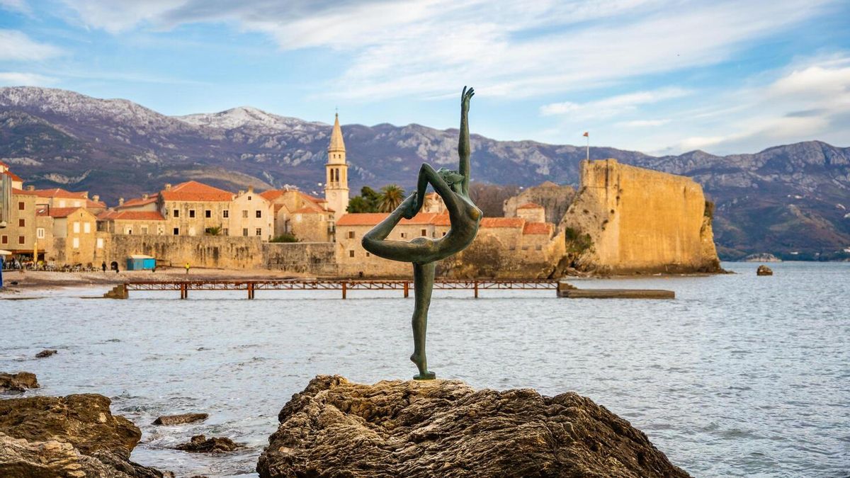 La famosa escultura de la bailarina de Budva