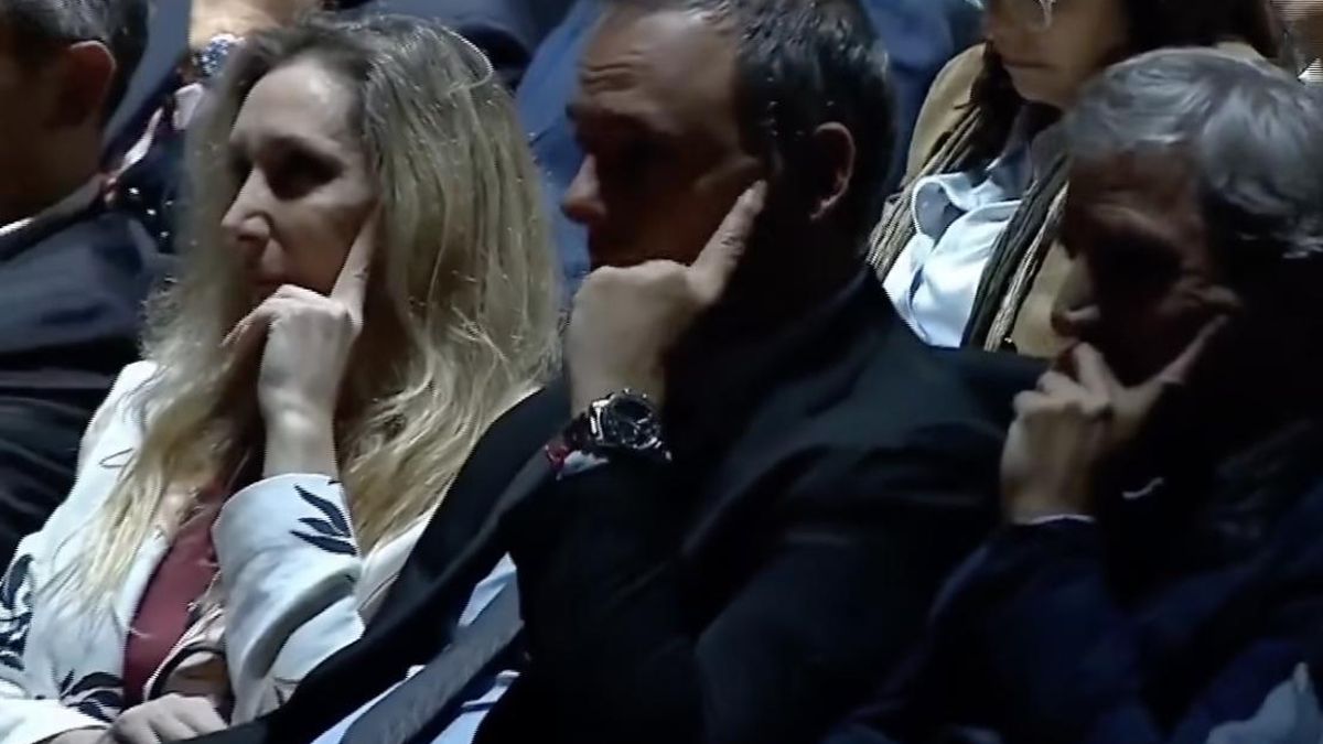 Karina, seria, no aplaudió el miércoles cuando Milei mencionó a Santiago Caputo.