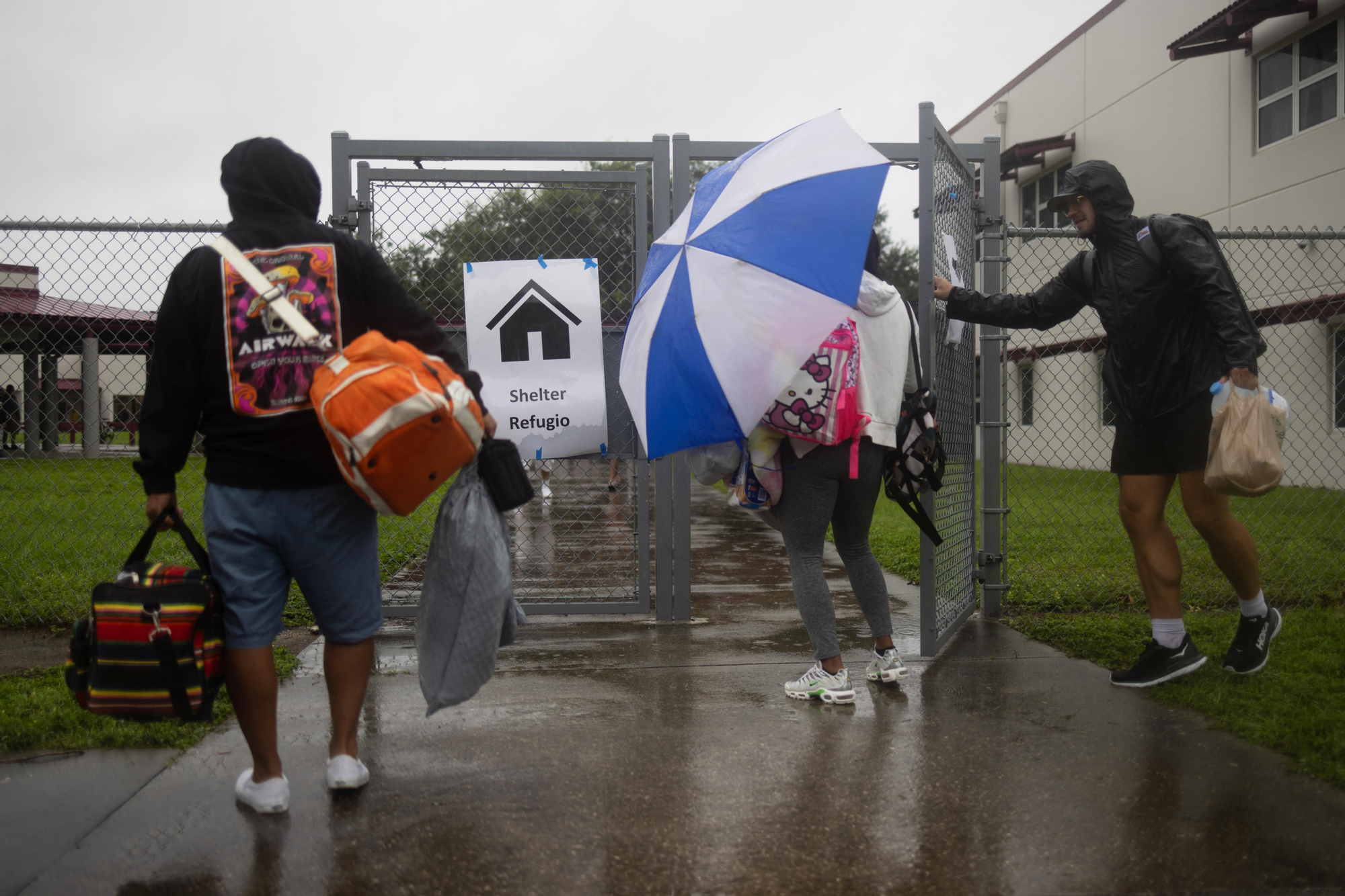 Los evacuados llegan al instituto Middleton, que estos días funciona como refugio ante la llegada del huracán Milton en Tampa, Florida