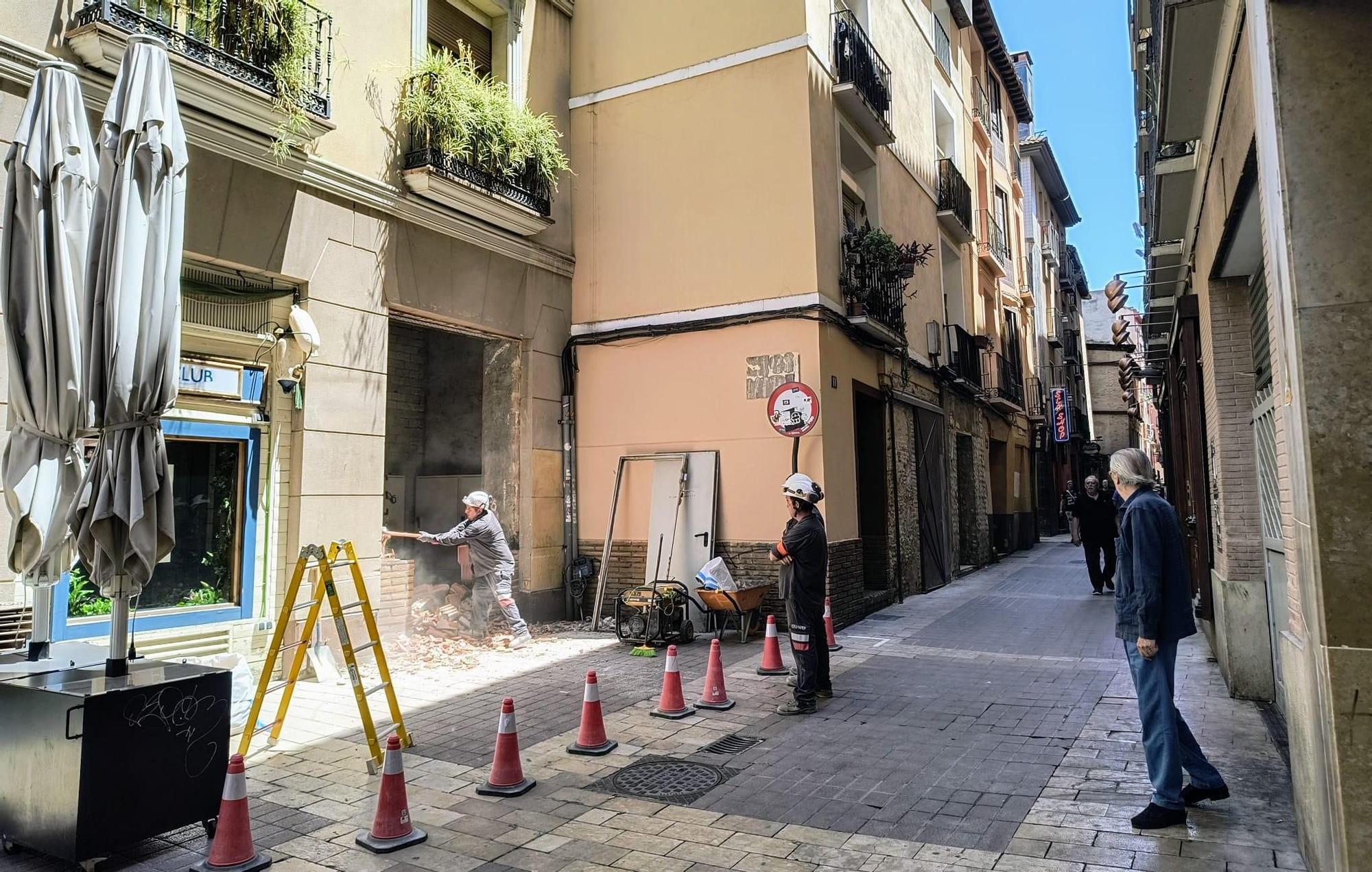 Derribando una puerta tapiada en el Tubo zaragozano.