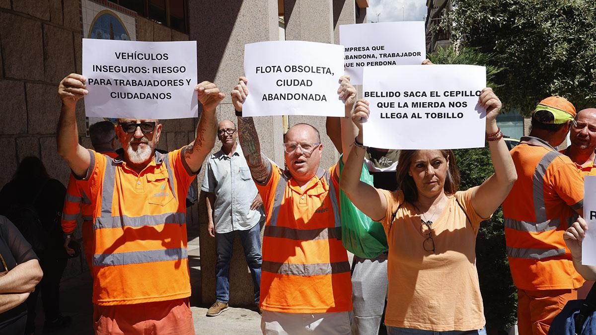 Los trabajadores de Sadeco llevan su protesta por falta de medios a la calle ante el Ayuntamiento