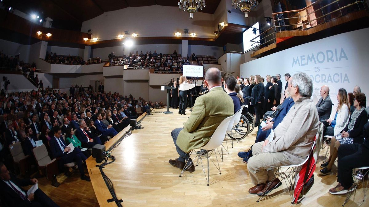 Homenaje en el Auditorio Nacional del Música a las víctimas de la Dictadura en la que Ana Belén Pintado y su madre Pilar fueron homenajeadas en representación de los bebés robados en España durante el franquismo