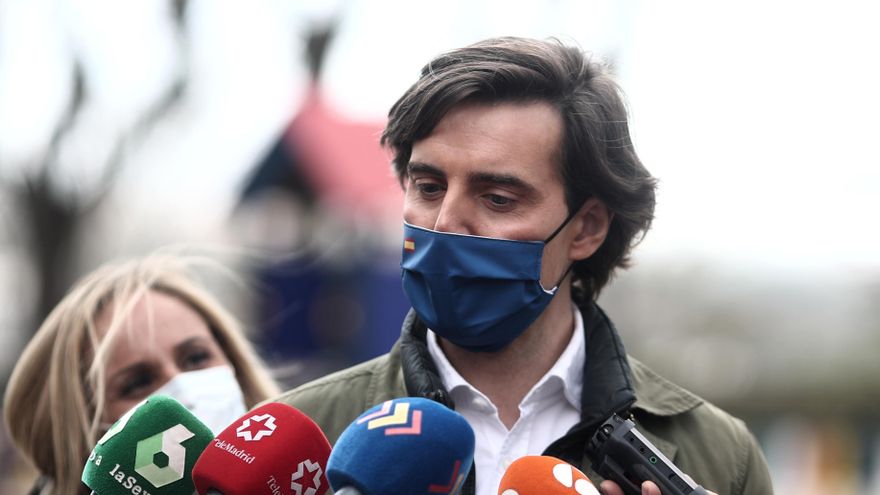 Archivo - El vicesecretario de Comunicación del PP, Pablo Montesinos ofrece declaraciones a los medios de comunicación antes de un paseo hasta el Templo de Debod, en Madrid (España)