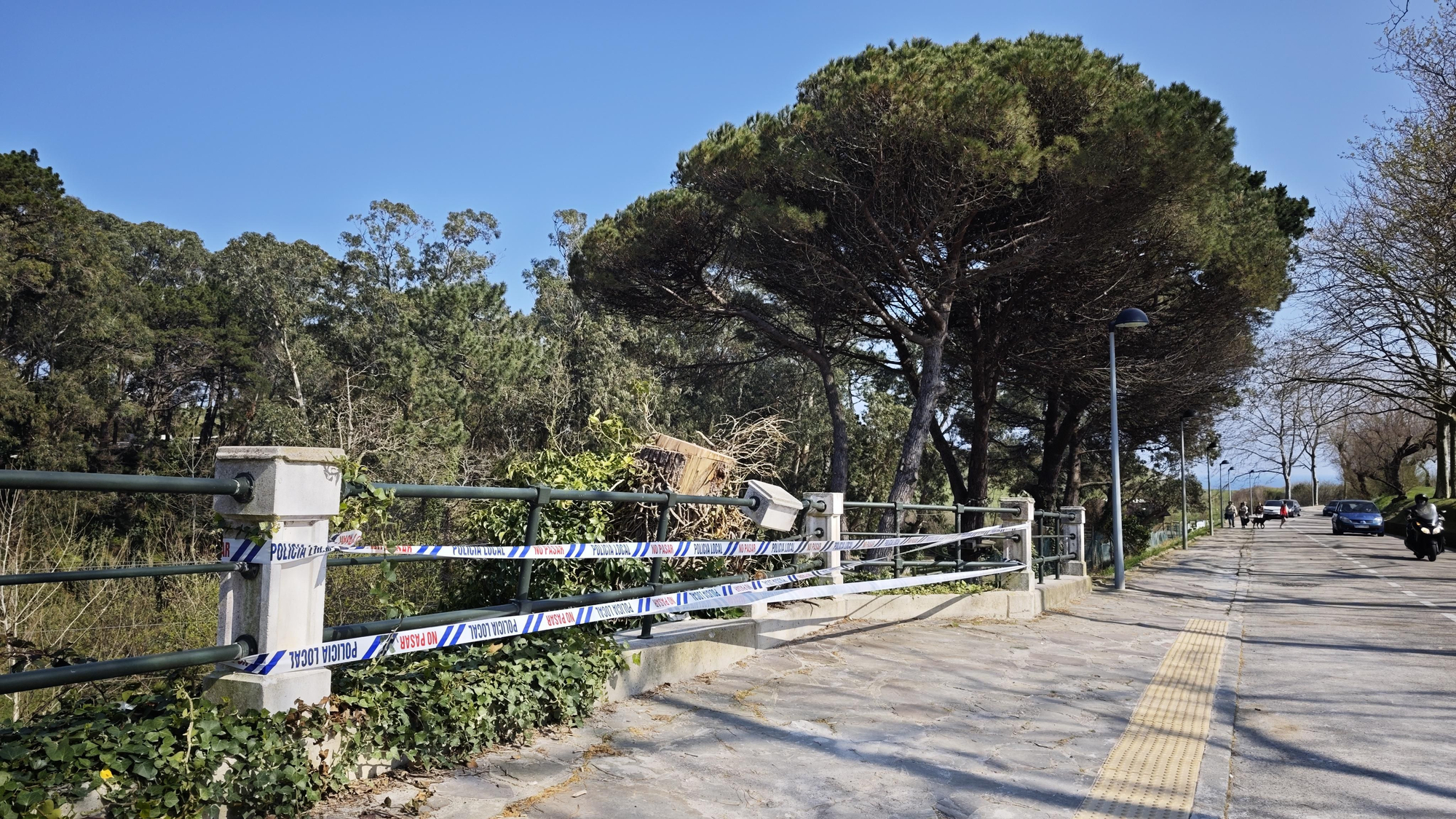 Zona precintada en la zona de la playa de Mataleñas por el mal estado de las barandillas.