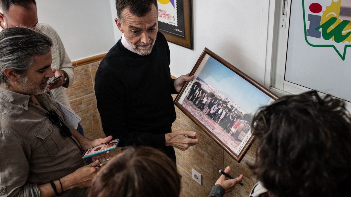 Antonio Maíllo muestra a los periodistas una foto que cuelga del bar del PCE, en Sanlúcar de Barrameda, en la que sale él con la candidatura municipal de IU en 1999.