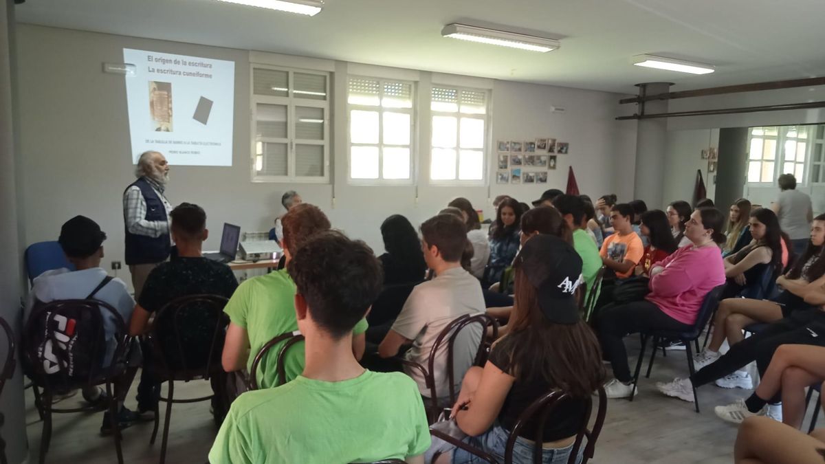 Taller de escritura antigua cuneiforme de Pedro Blanco Rubio del Instituto Bíblico y Oriental.