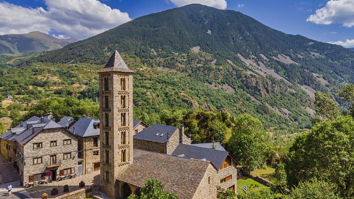 El pequeño pueblo pirenaico de calles adoquinadas, tejados de pizarra y un casco antiguo declarado Patrimonio de la Humanidad por la UNESCO