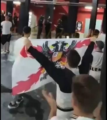 Creu de Borgonya, dins de Mestalla, en un altre enfrontament amb la policia nacional.