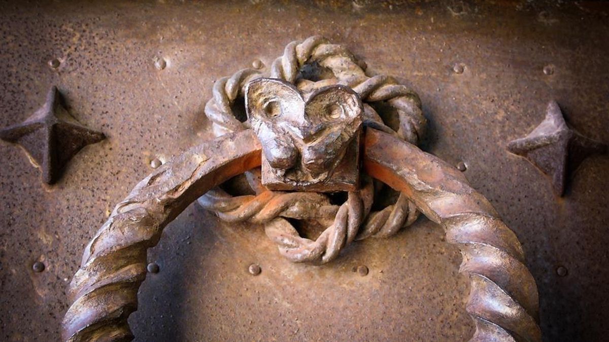 Detalle de la Porta Ferrisa o puerta de hierro en el castillo de Xátiva.