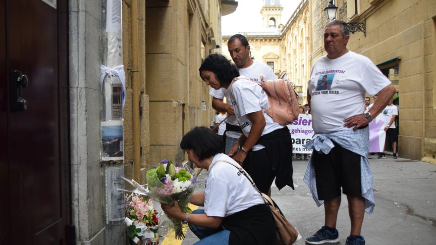 La familia de Asier Niebla en una ofrenda floral en su memoria en San Sebastián