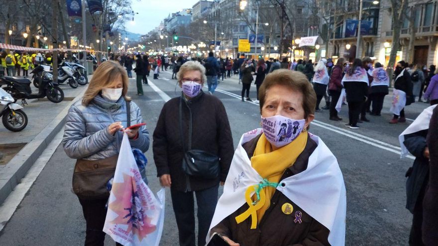 Mercè Otero, histórica feminista, se manifiesta con sus amigas en Barcelona.