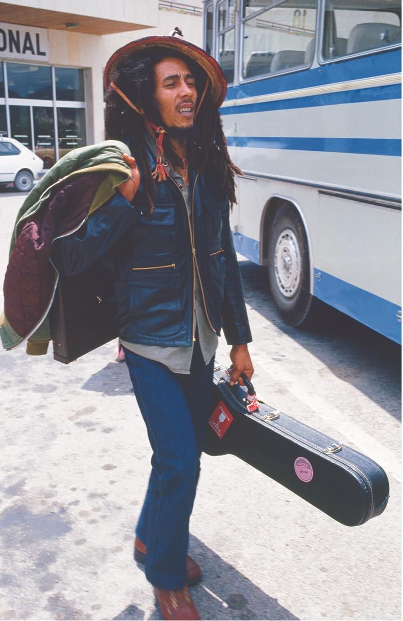 El jamaicano sale del aeropuerto ibicenco en una de las imágenes más conocidas de su primera visita a España.