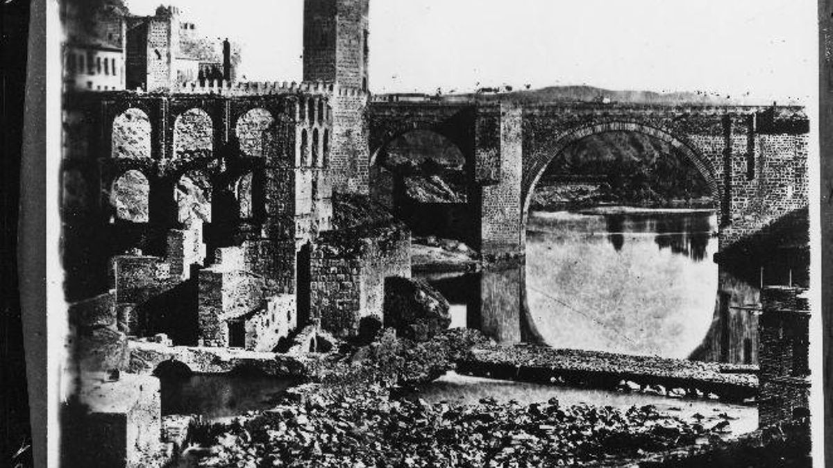Imagen de 1864. Se observan los restos de la estructura de la noria andalusí, con el hueco para la rueda y los arcos para el traslado del agua