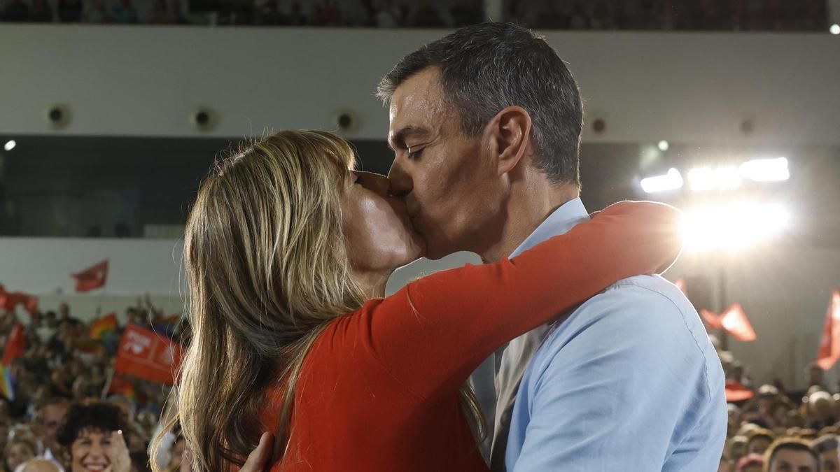 Sánchez mete en campaña a Begoña Gómez: "Hoy estamos más unidos y somos más fuertes, te quiero"