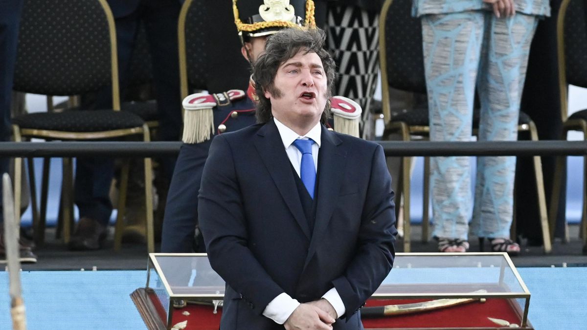 Fotografía del 7 de febrero de 2026 del presidente de Argentina, Javier Milei (c), en una ceremonia, en San Lorenzo (Argentina). EFE/ Sebastián Granata