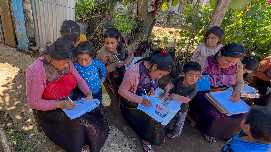 Jóvenes tzotziles alfabetizan a adultos mayores en el sur de México para empoderarlos