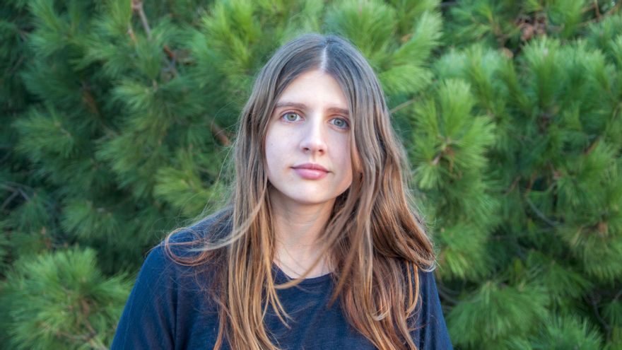 “No m’encasello en res i ara fa dos anys vaig sentir que tenia coses a dir i ganes de contar històries i a poc a poc vaig anar escrivint els contes”.