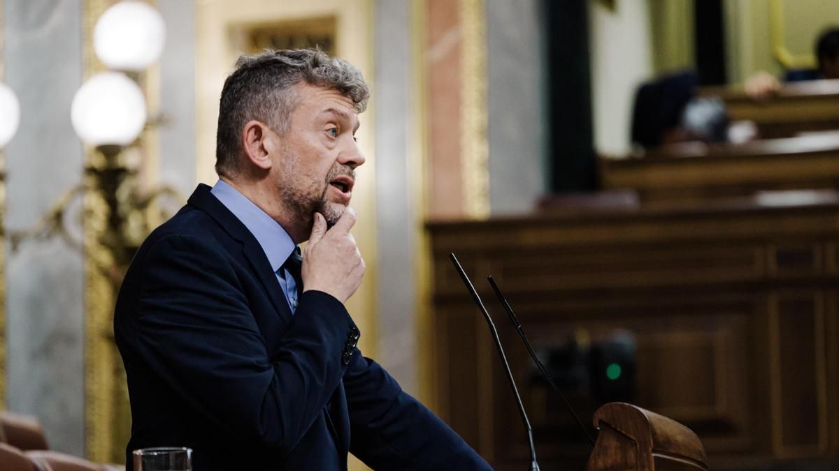 aEl diputado de ERC Francesc-Marc Álvaro interviene durante una sesión plenaria, en el Congreso de los Diputados, a 9 de diciembre de 2025.
