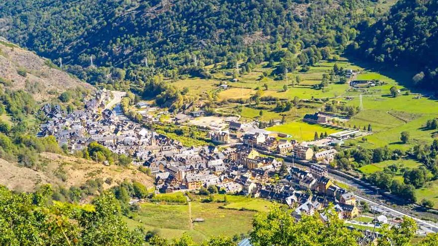 El bonito pueblo del Pirineo con siete ermitas y recorrido por un río que merece una visita