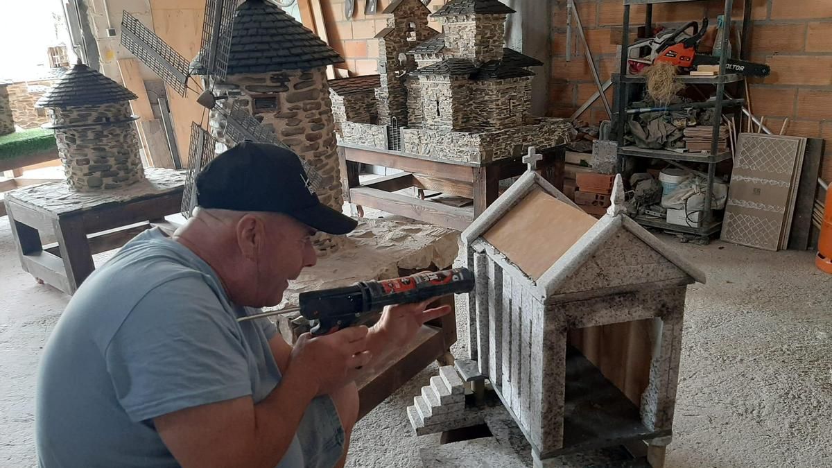 Ángel Rodera 'Gelo', trabajando en Carradelo en la realización de un buzón con forma de hórreo.
