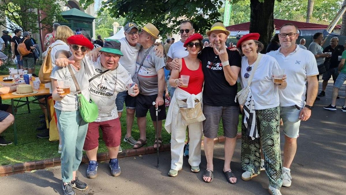 Sandra, Marie con sus maridos y amigos, de Bretaña, Francia, antes de ver las finales de rugby en San Mamés