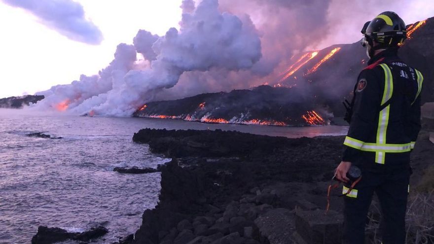 La nueva fajana se ensancha y la lava engulle por completo la playa de Los Guirres