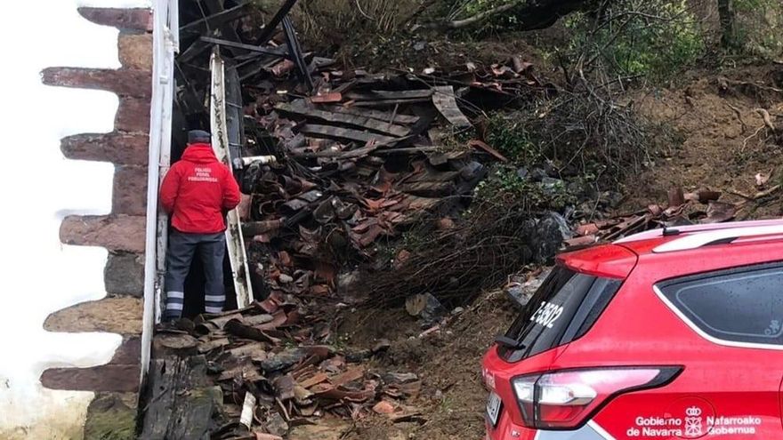 Imagen del cobertizo caído que ha provocado la primera víctima mortal del temporal.