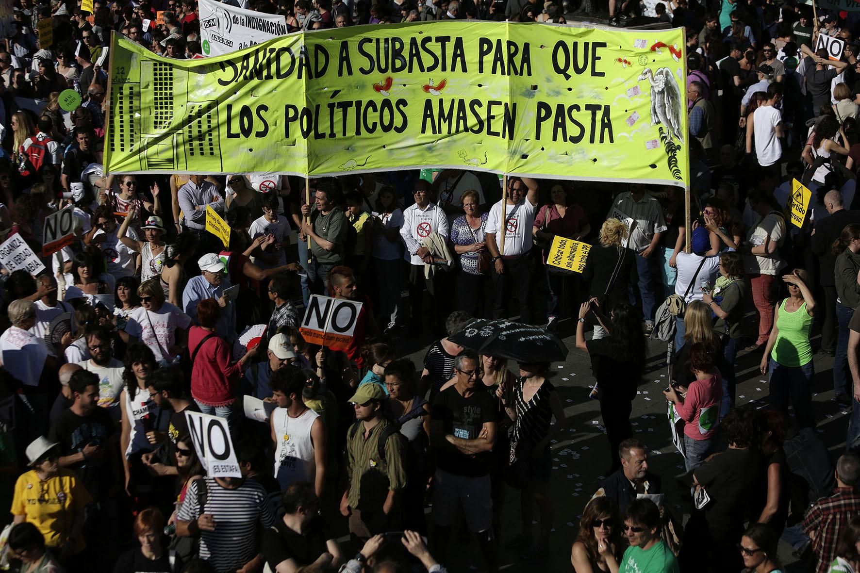 Manifestantes cargan una pancarta contra los recortes en Sanidad / Olmo Calvo.