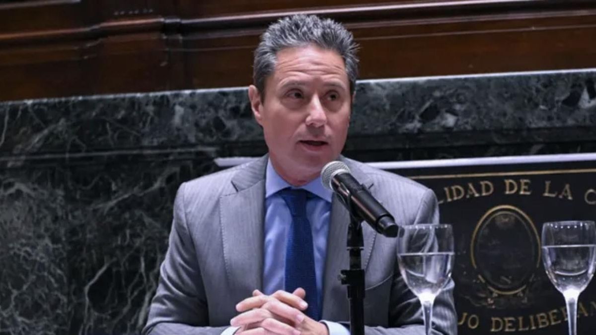 Gabriel Sanchez Zinny durante su exposición en la Legislatura porteña.