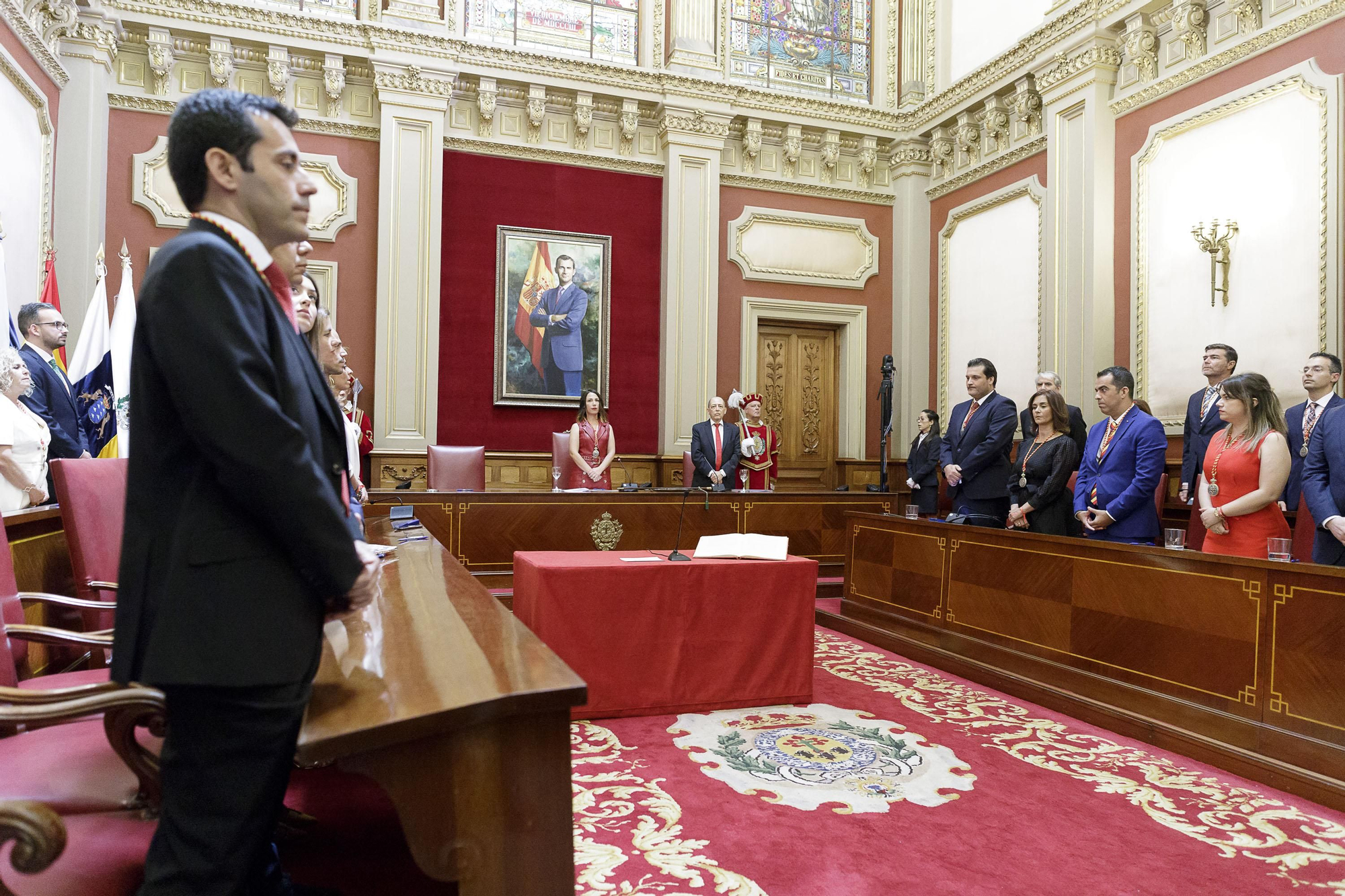 Patricia Hernández, ya en el sillón presidencial del pleno, en Santa Cruz de Tenerife