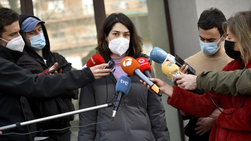 La portavoz de Podemos, Isa Serra, atiende a los medios este lunes tras las elecciones catalanas.