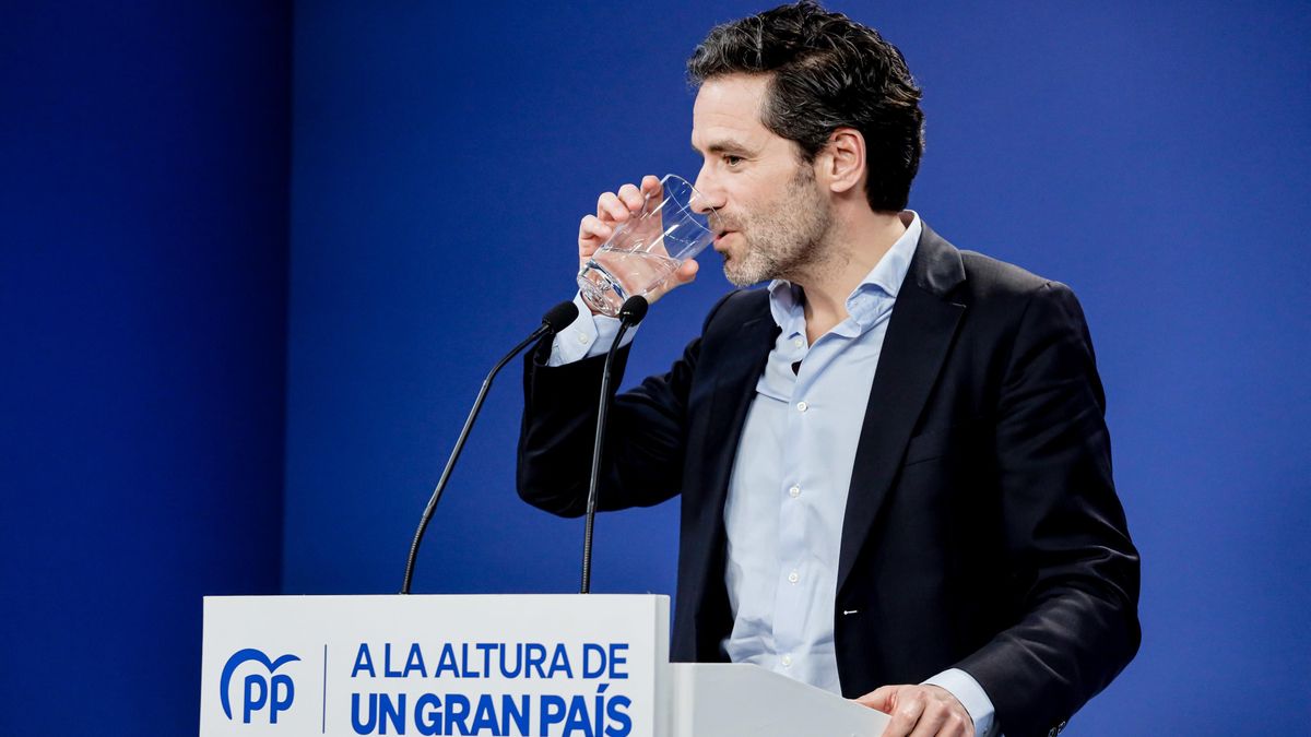 El exportavoz del PP en el Parlamento vasco, Borja Sémper, bebe agua durante una rueda de prensa tras ser elegido como portavoz del comité de campaña de la formación para las elecciones autonómicas y municipales del próximo 28 de mayo, a 9 de enero de 202