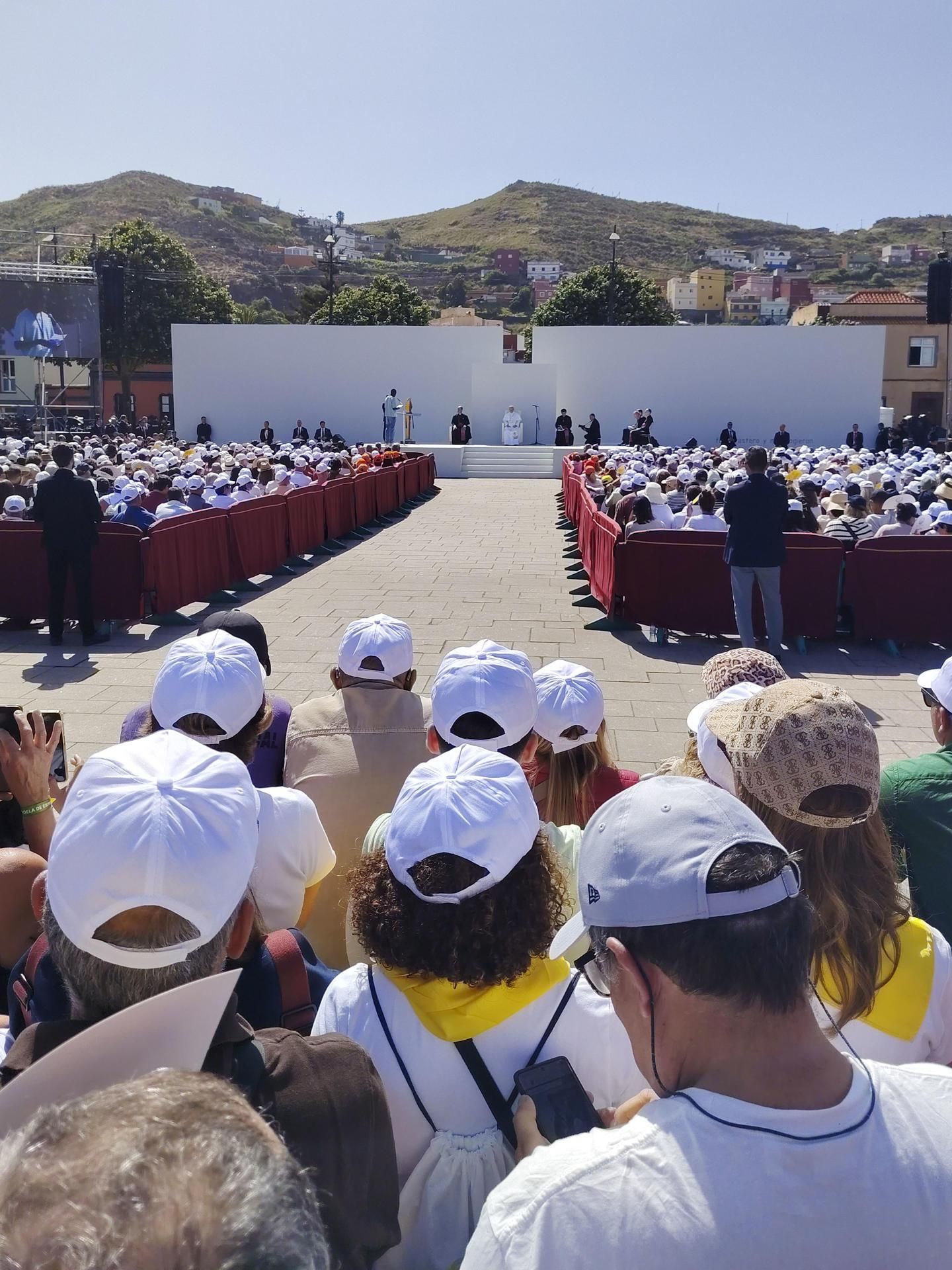 El papa León XIV mantiene este viernes un encuentro con las realidades de integración de los migrantes en la plaza del Cristo de La Laguna.