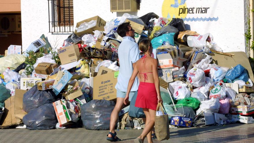 L'augment de turistes a Eivissa desborda d'escombraries l'illa