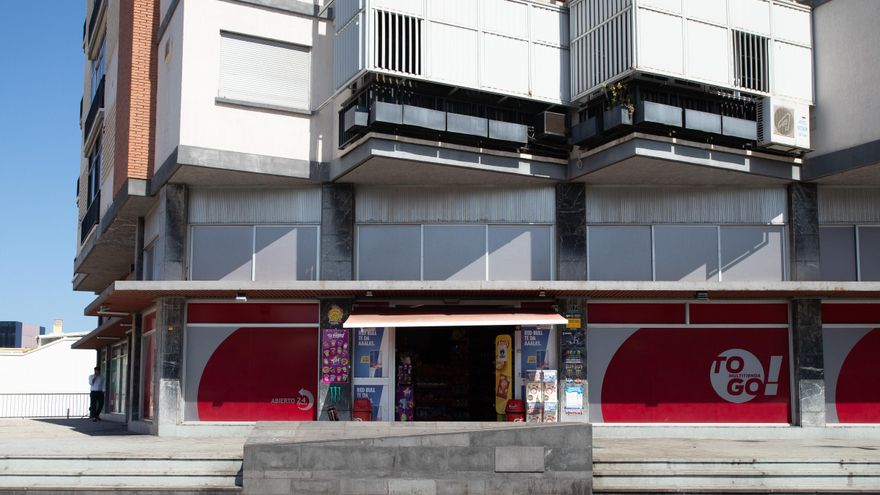 Uno de los muchos bazares que venden chucherías y snacks cerca de los colegios de la capital tinerfeña