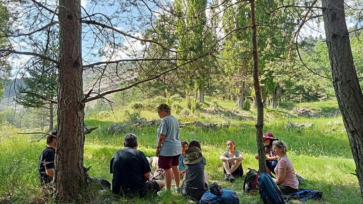 Las mujeres que asisten al campamento en la Selva de Oza