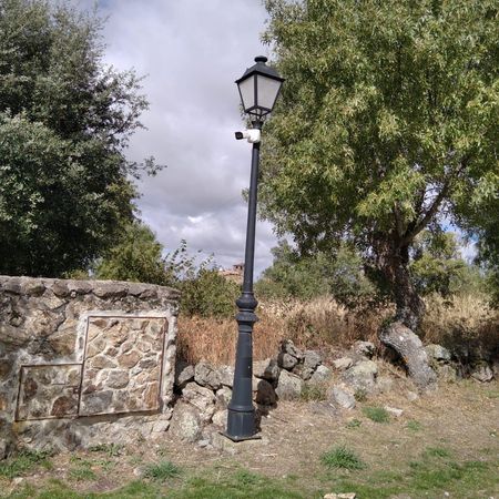 Cámara en una farola de un camino sin asfaltar en Sotosalbos.