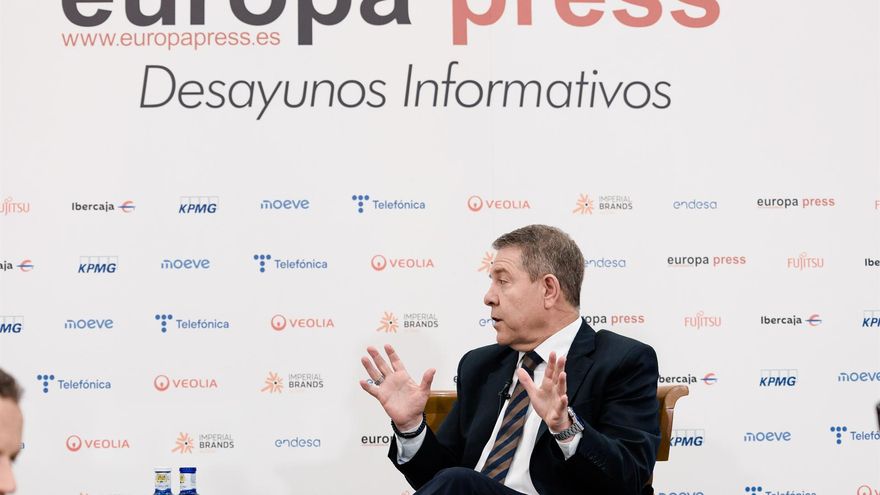 Page sigue sin desvelar si se presentará a la reelección en Castilla-La Mancha, pero sí descarta competir contra Sánchez