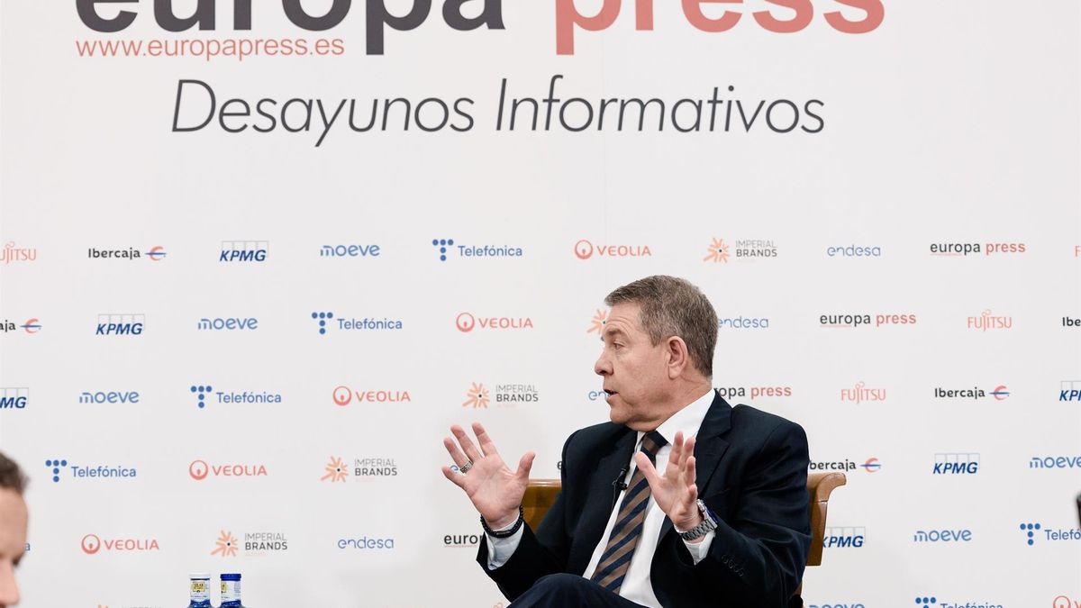 Page sigue sin desvelar si se presentará a la reelección en Castilla-La Mancha, pero sí descarta competir contra Sánchez