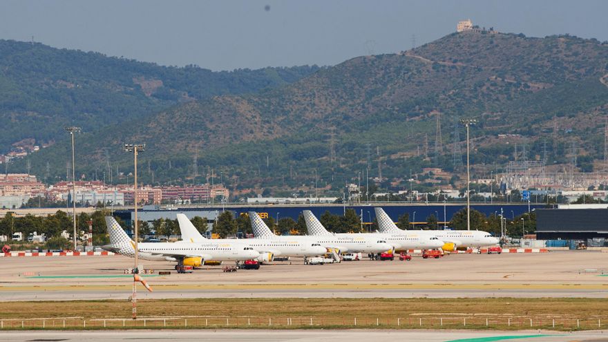 Vueling consolidó en 2022 su liderazgo en el Aeropuerto de Barcelona-El Prat al alcanzar una cuota de pasajeros del 41,7 %. Imagen de varios aviones de Vueling, en el aeropuerto de Barcelona-El Prat. EFE/Alejandro García