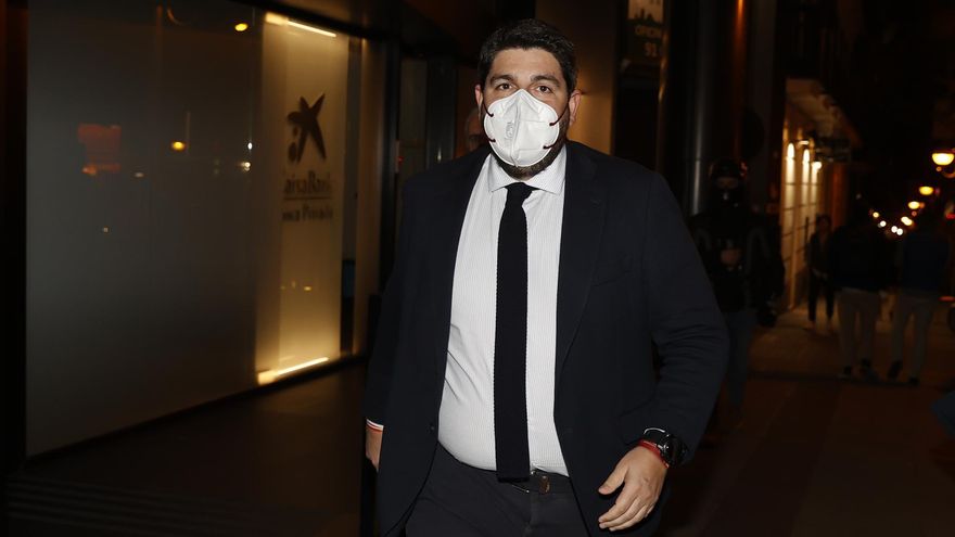 El presidente de la Región de Murcia y del Partido Popular de Murcia, Fernando López Miras, a su llegada a la reunión con el presidente del PP, Pablo Casado, y el resto de los barones del partido, este miércoles en la sede de Génova 13 en Madrid.